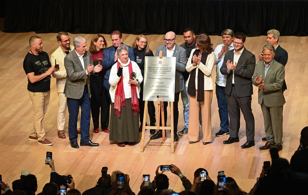 Carlos Bassan Prefeito Dário Saadi e autoridades no descerramento da placa para entrega do CCC