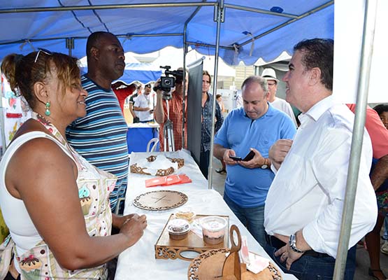 Jonas visita barracas da Economia Solidária