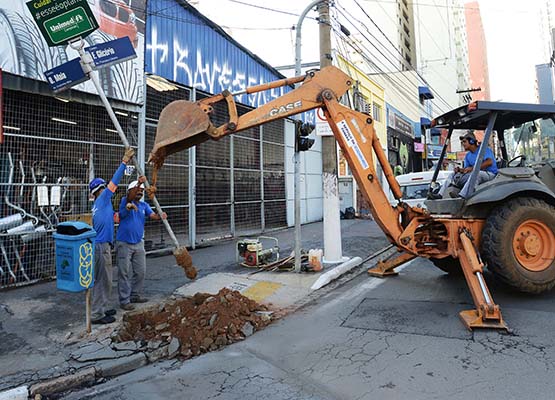 Retirada do poste foi primeira ação das obras, às 7h50