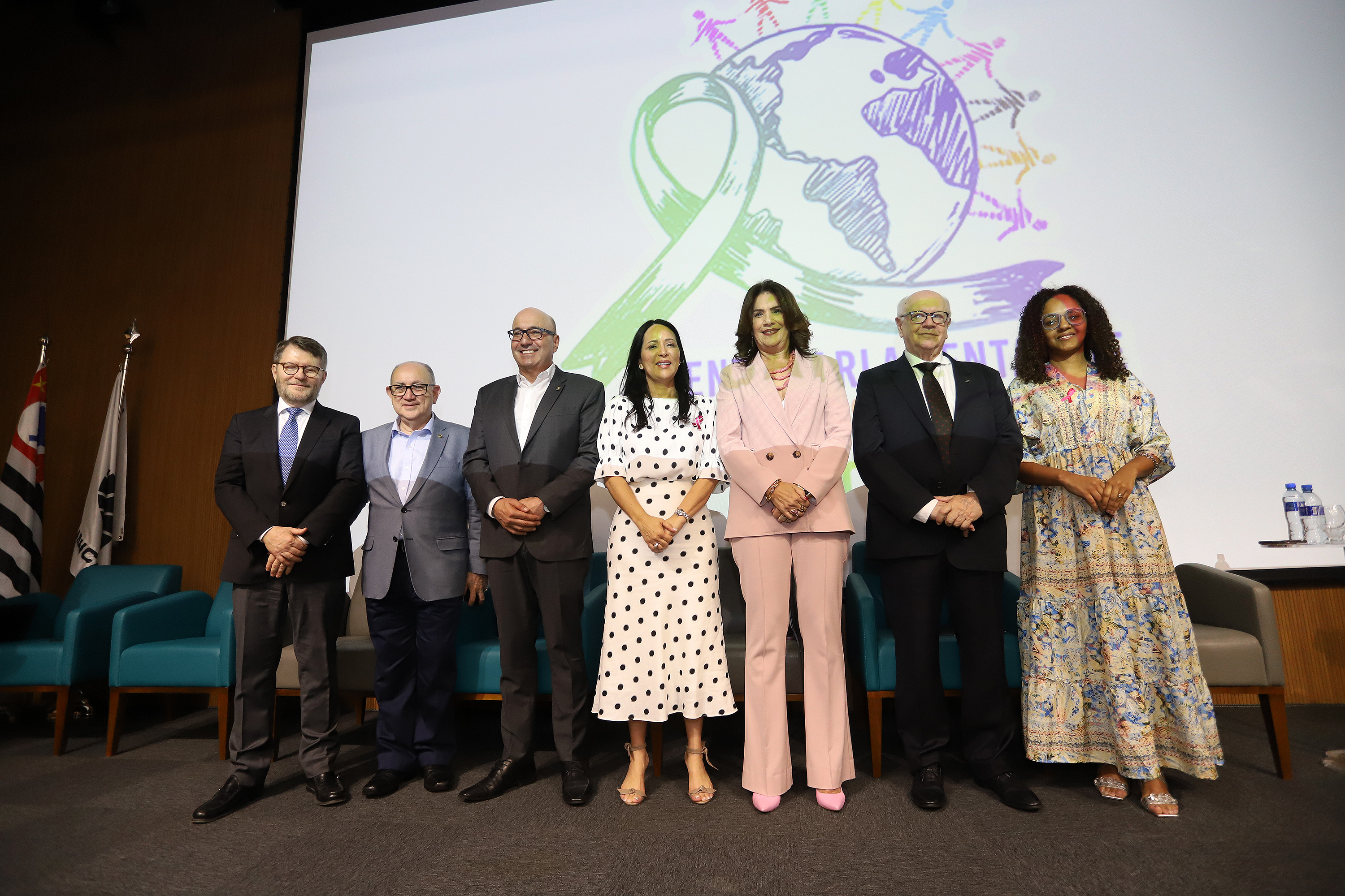 Mesa que compôs o lançamento da Frente Parlamentar de Apoio de Combate ao Câncer