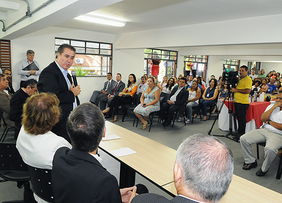 Prefeito fala durante apresentação