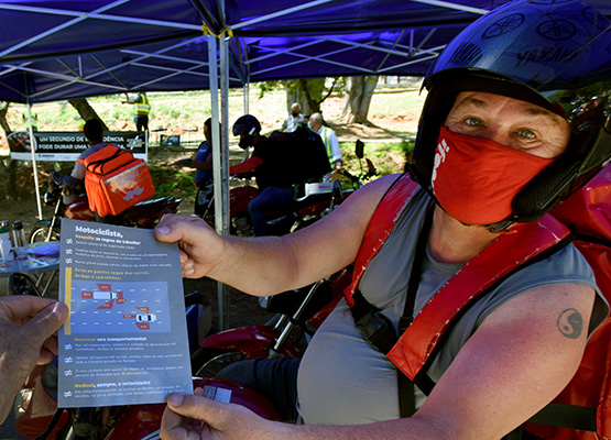 Além de participar das demonstrações, motociclistas também receberam folhetos orientativos