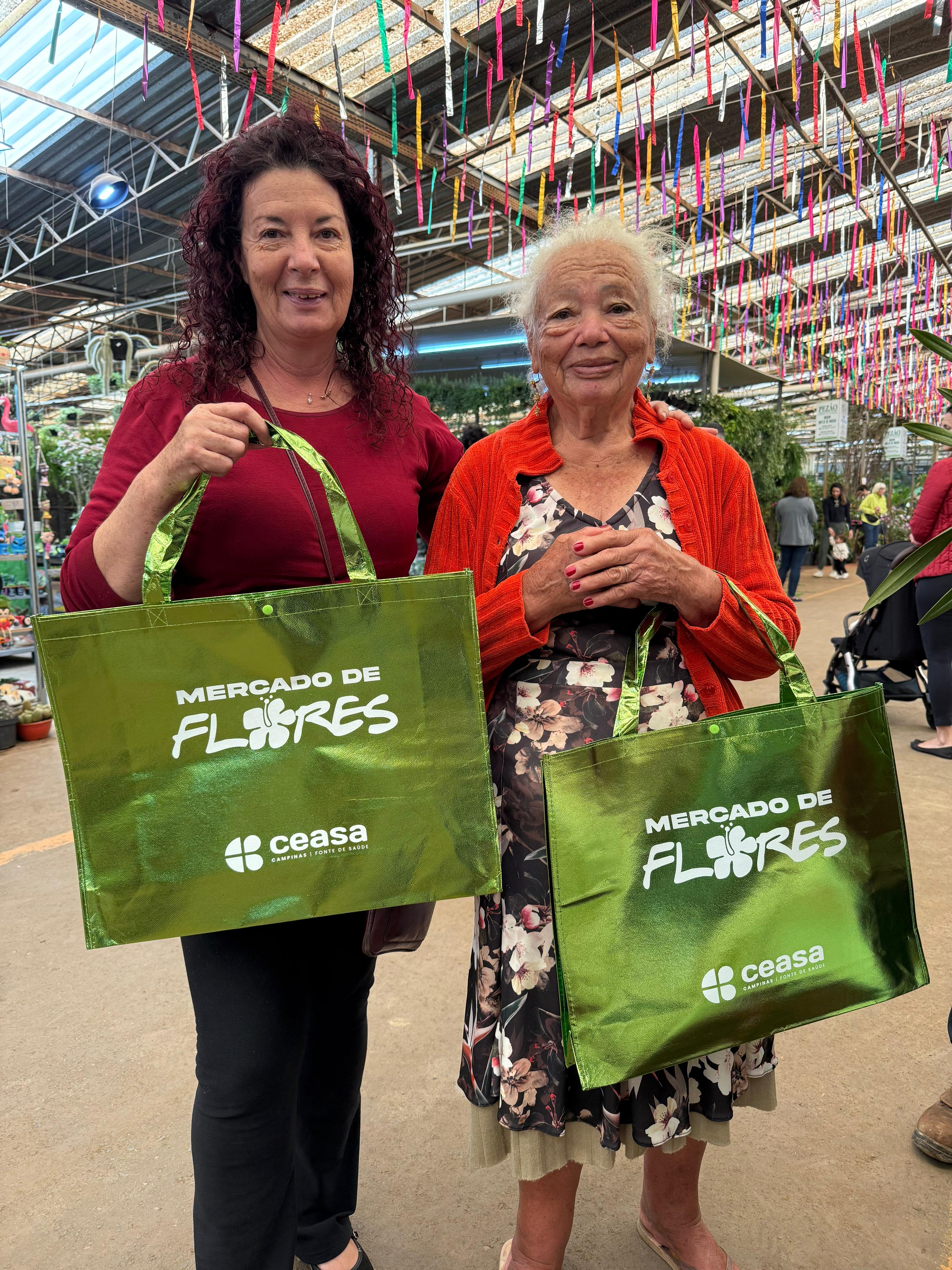 As sacolas comemorativas foram distribuídas para quem comprou mais de R$ 150,00