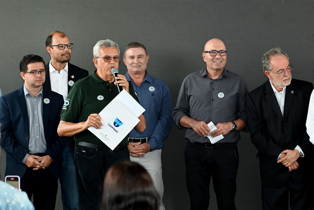 O presidente da Ceasa, Valter Greve, fala durante evento