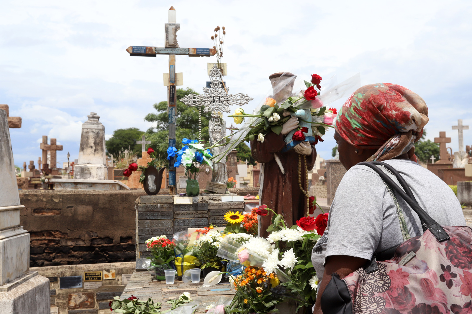 Familiares visitaram os três cemitérios municipais neste Dia de Finados