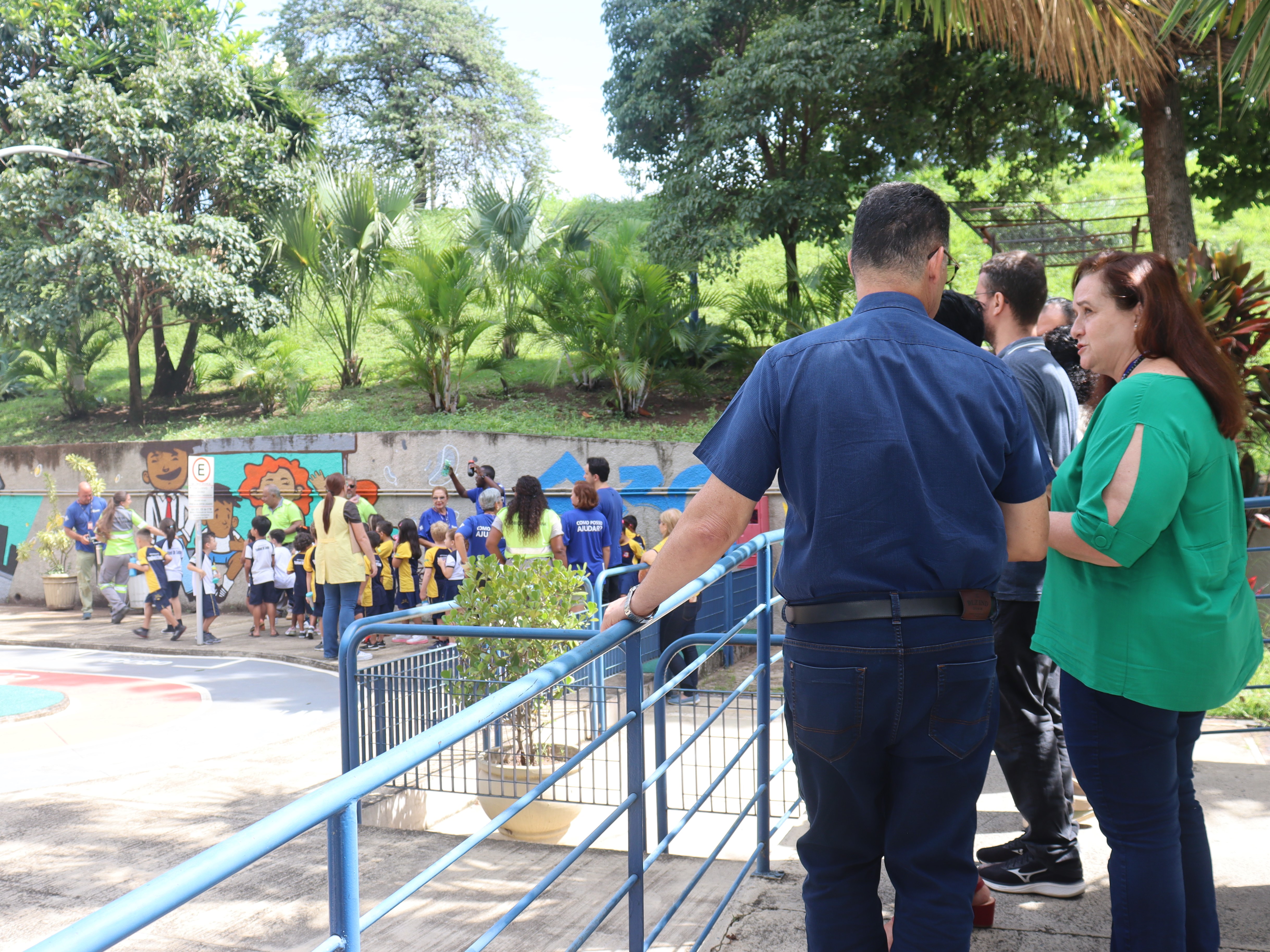 Técnicos observam crianças da escola municipal do Jardim Garcia na Minicidade