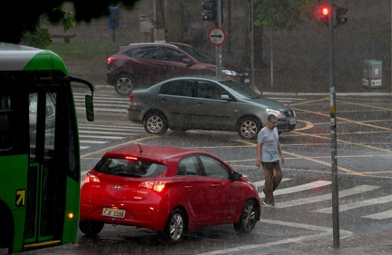 Inundações e problemas no trânsito são situações atendidas pelo plantão da Prefeitura