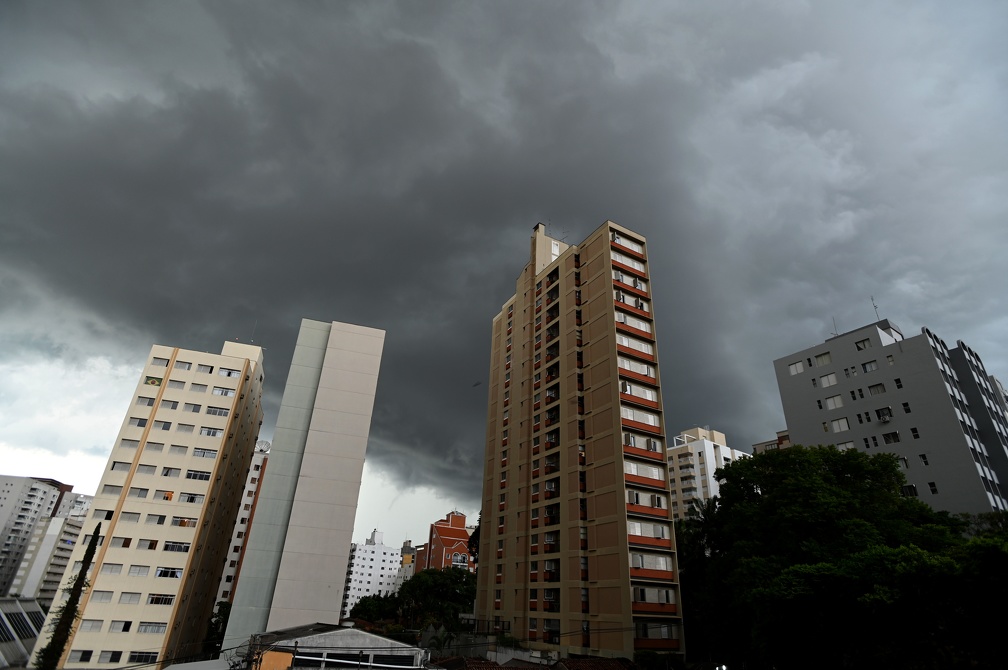 Previsão é de chuva forte com ventos e raios