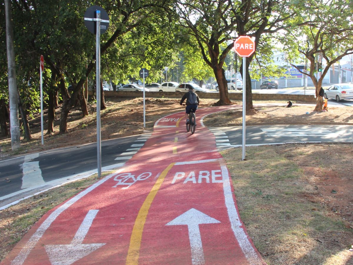 Ciclovia de 2,6 km fica no canteiro central das avenidas Brunoro de Gasperi / São José dos Campos, no Parque Prado