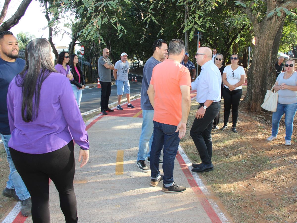 Prefeito conversa com moradores da região