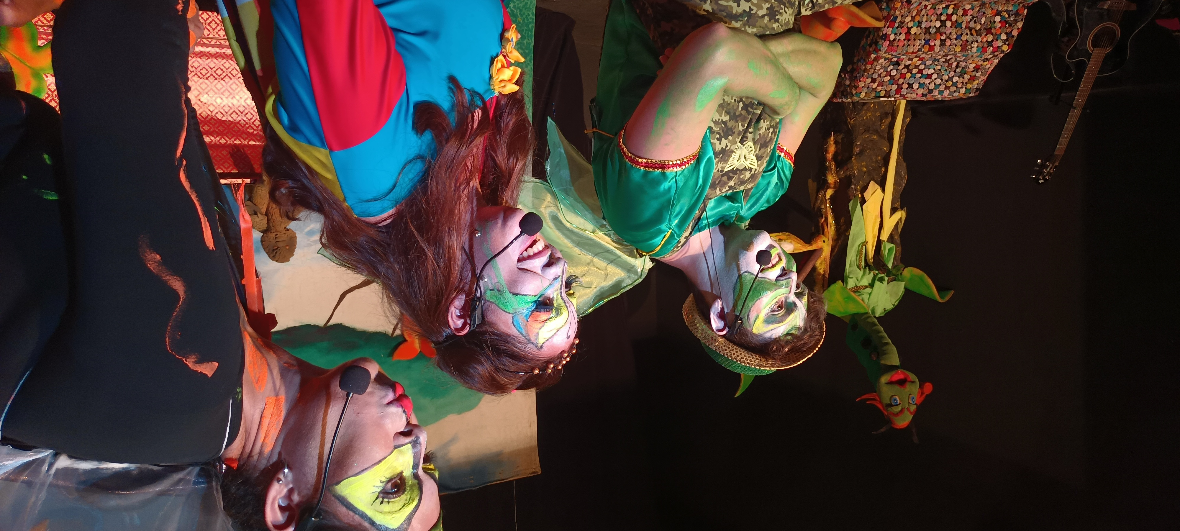 Cena do infantil "A Cigarra e a Formiga" com músicas compostas especialmente para o espetáculo