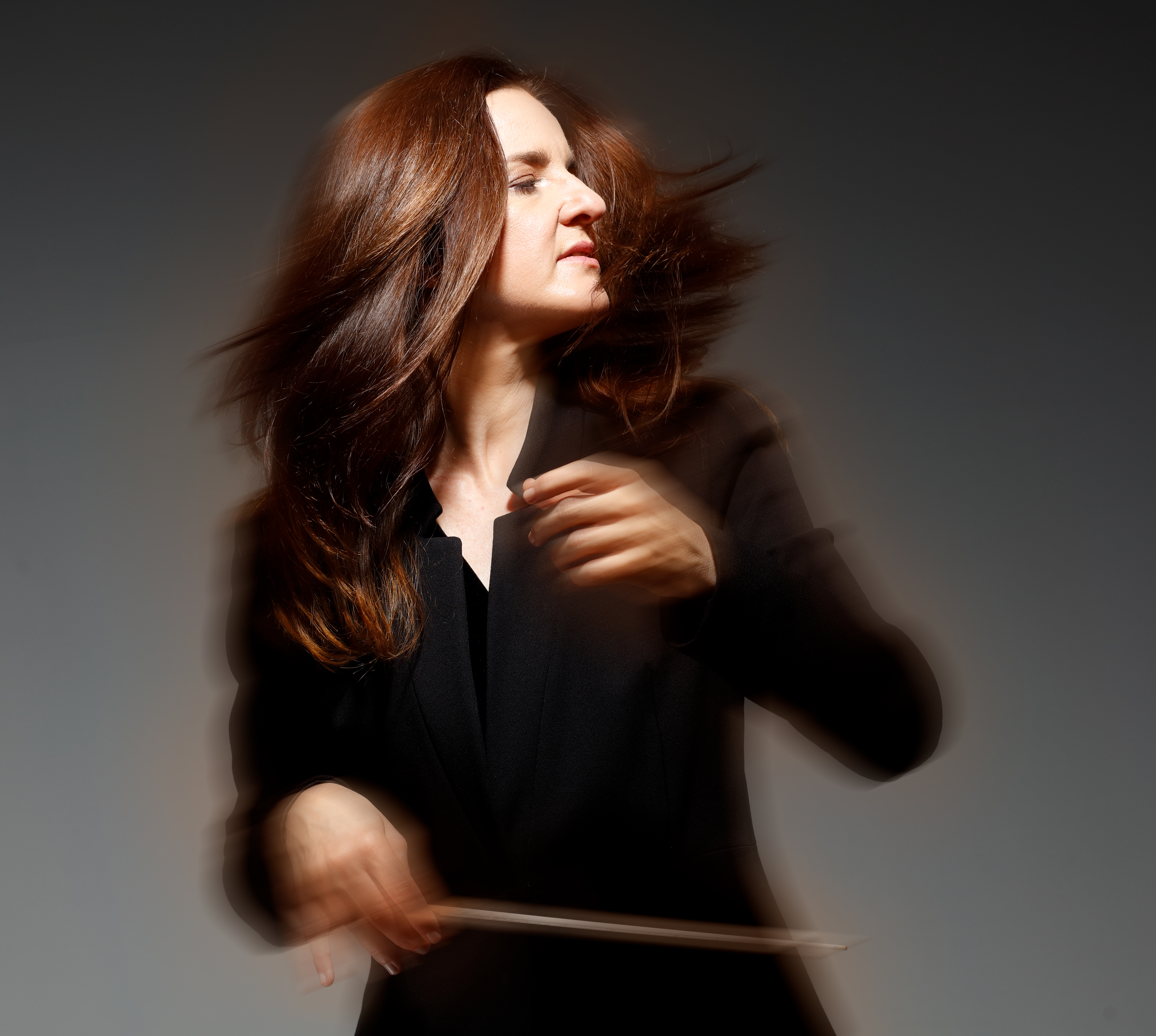 Divulgação A maestrina Cinthia Alireti conduzirá o concerto