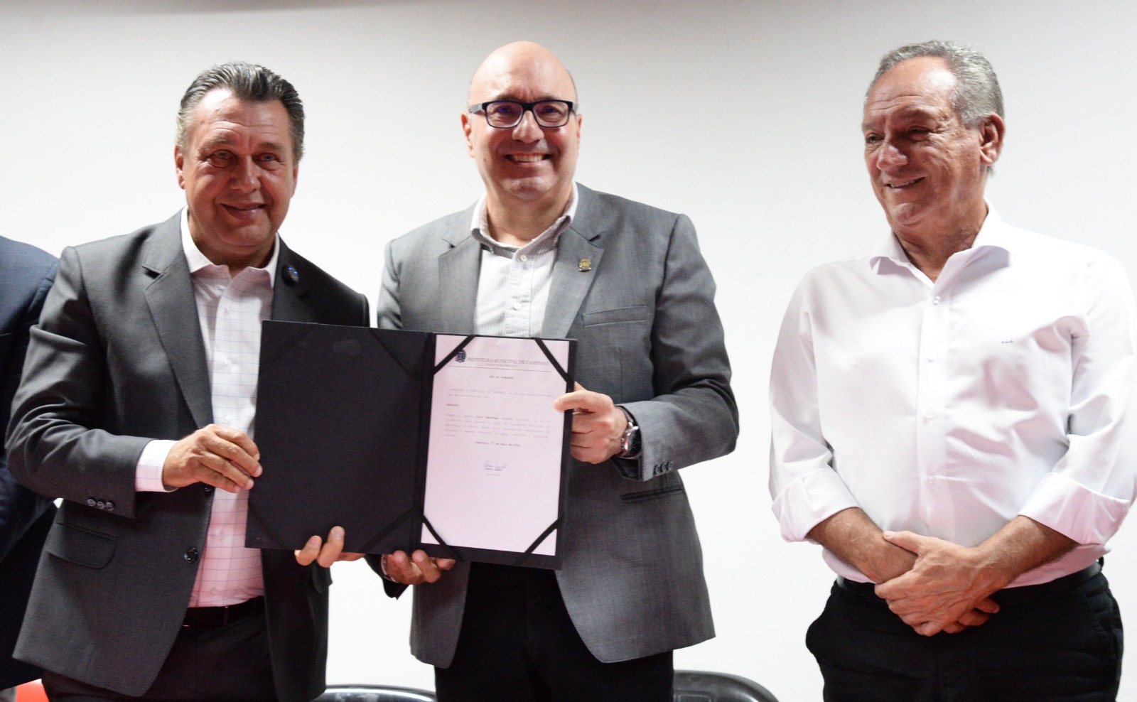 Prefeito mostra ato de nomeação oficial do novo Secretário de Habitação