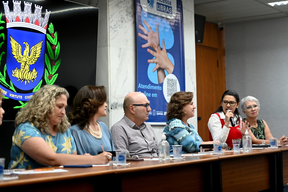 Secretária em exercício de Desenvolvimento e Assistência Social, Clébia Alves, fala durante o evento