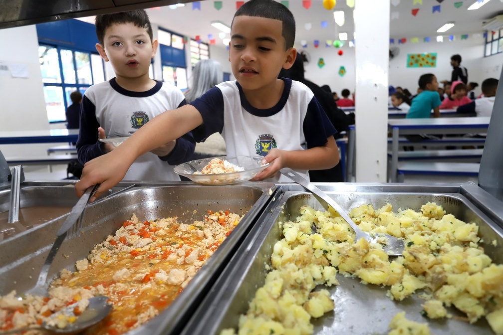 Fernanda Sunega Merenda nas escolas: 285 mil refeições por dia