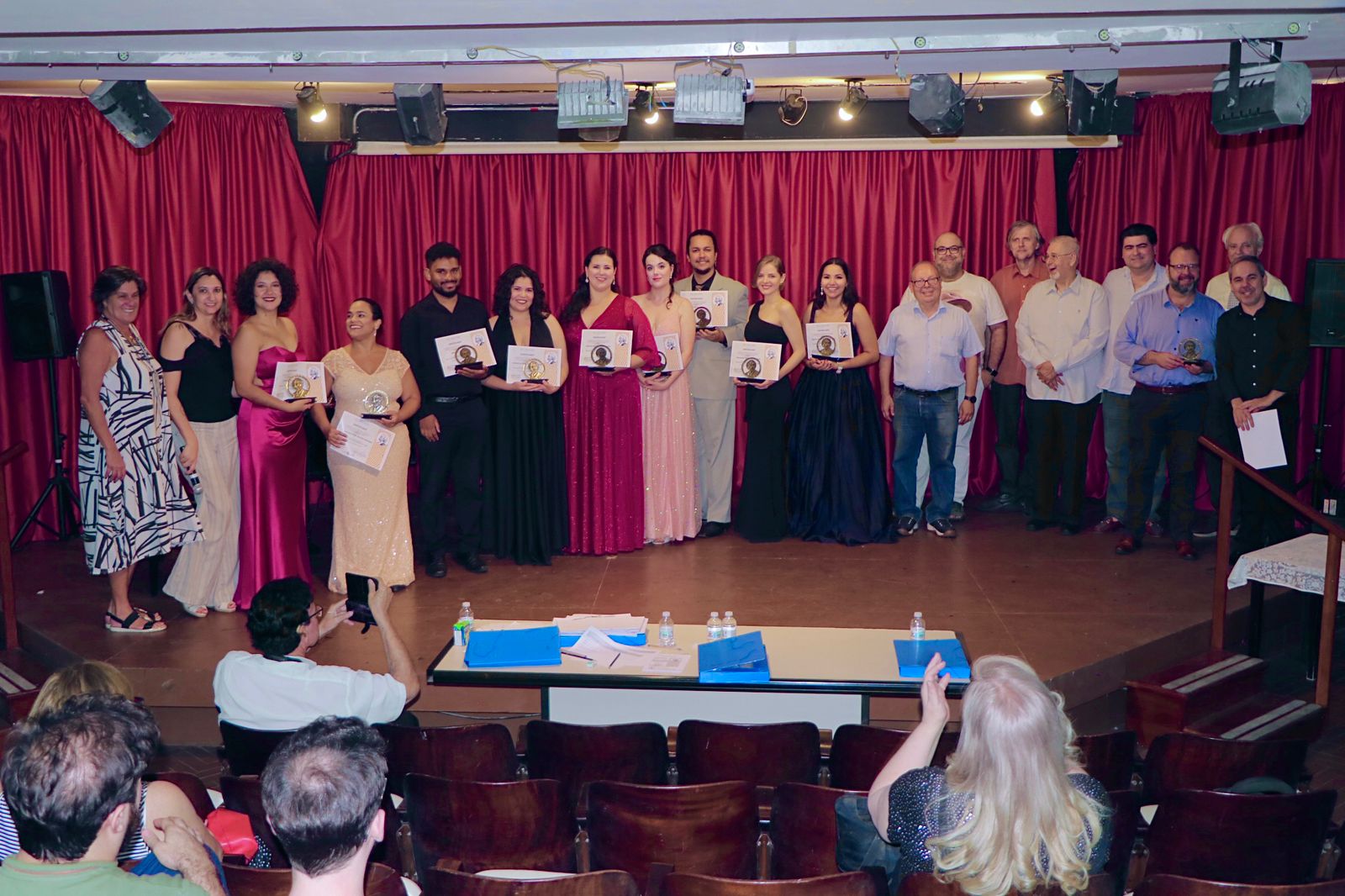 Vencedores do 17° Concurso Estímulo para Cantores Líricos com os organizadores