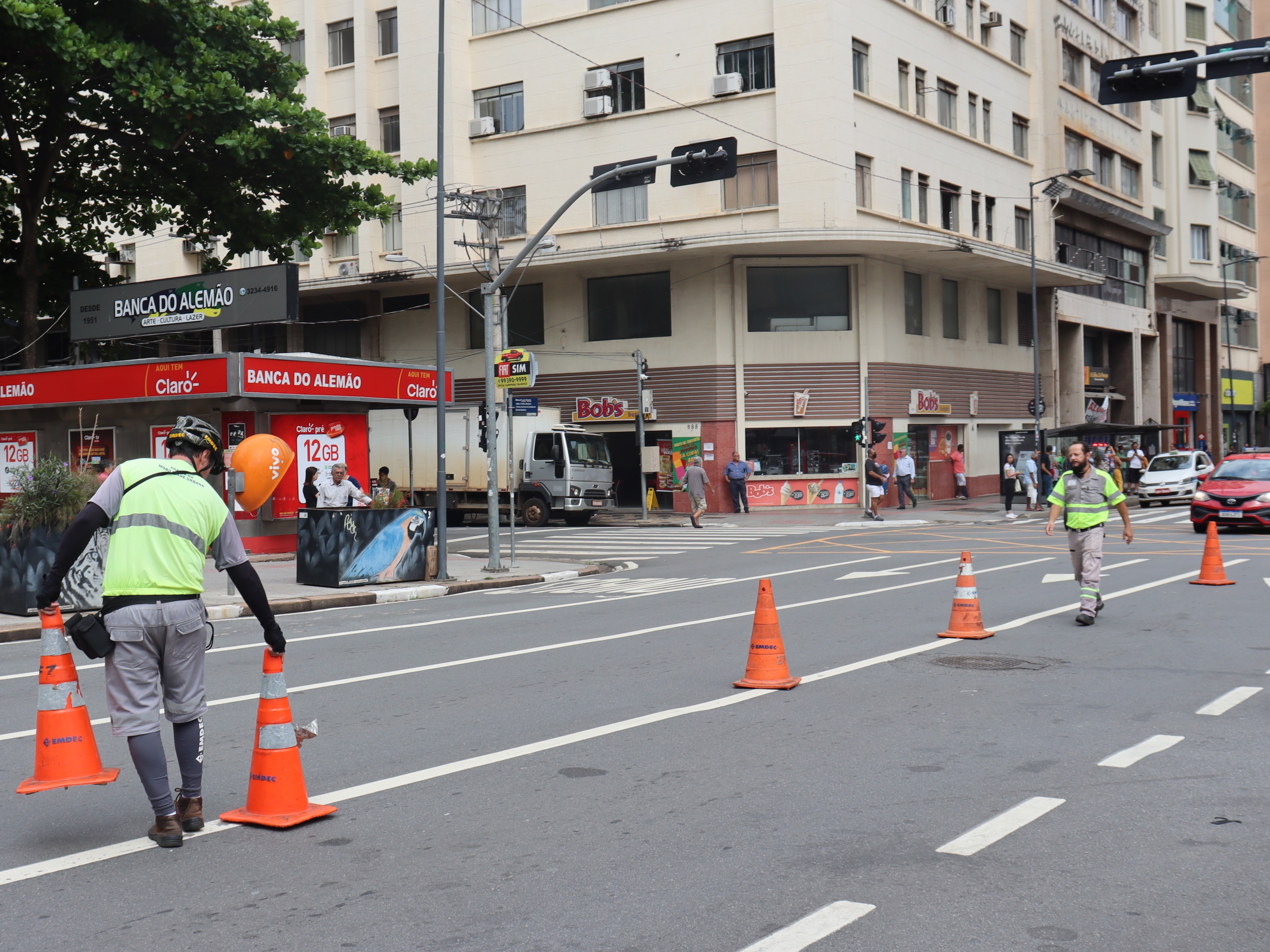 Canalização com cones, de forma regular, é realizada pelos agentes da Emdec