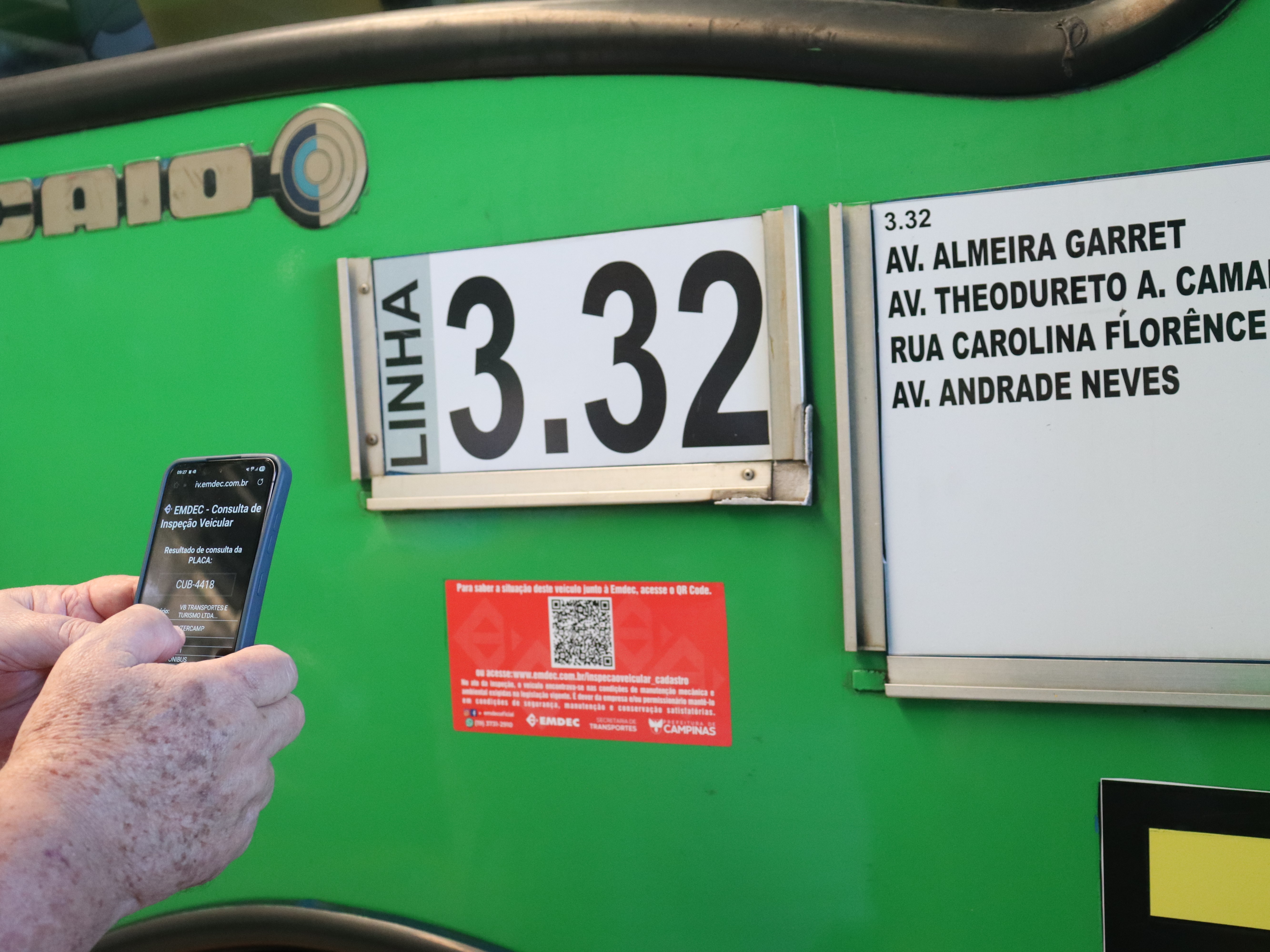 O adesivo contendo o QR Code tem cores diferenciadas para cada modal