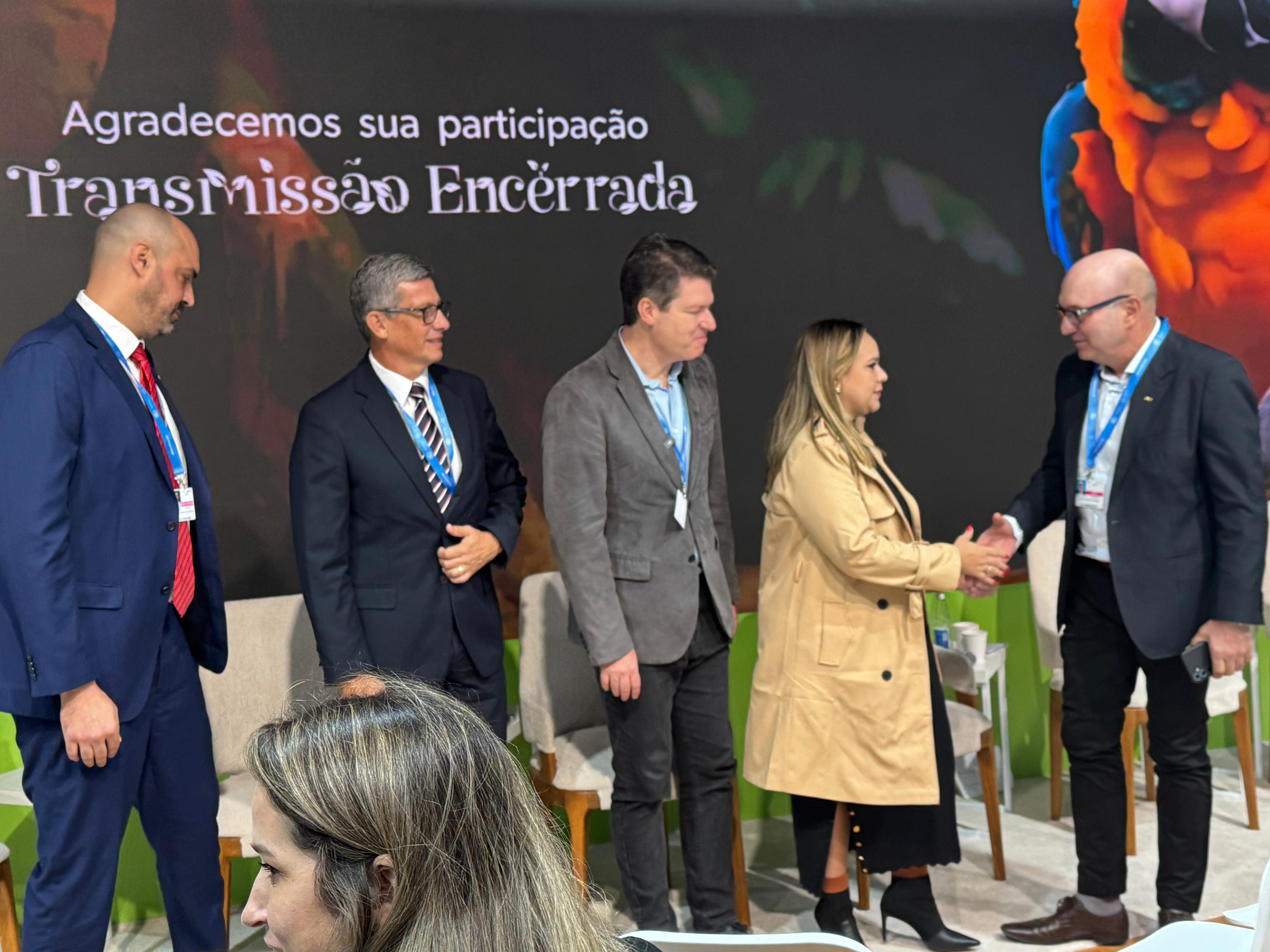 Prefeito cumprimenta integrantes do painel sobre governança climática multinível