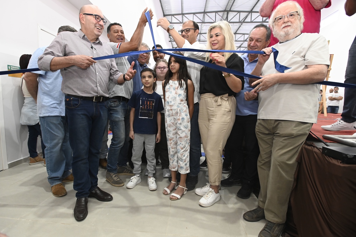 Prefeito Dário Saadi puxa fita para inaugurar creche ao lado de demais autoridades