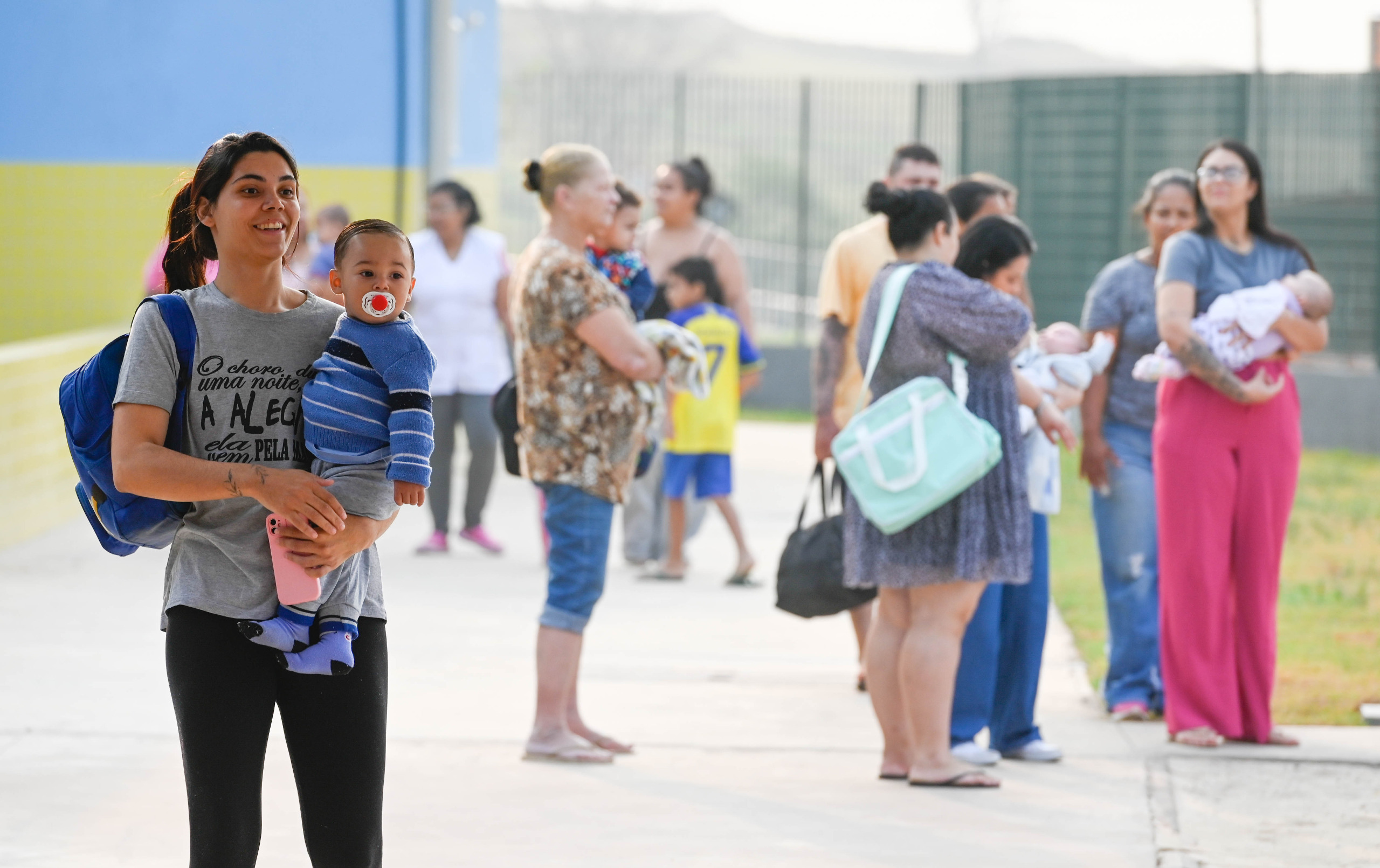 Pais e responsáveis aguardam pela hora da entrada