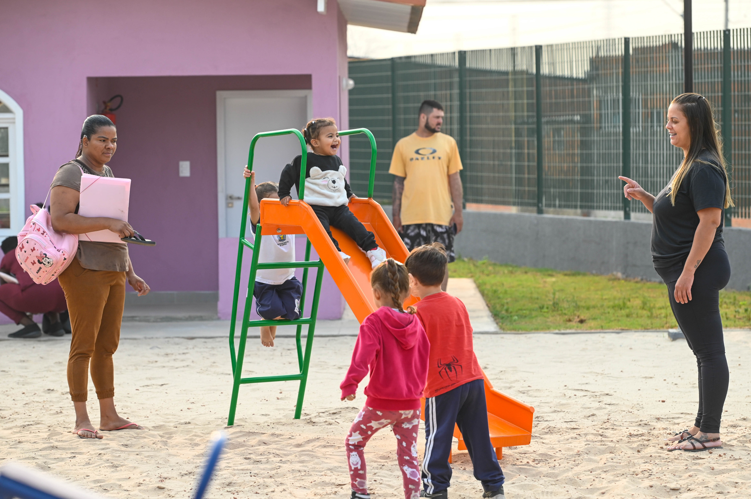 Alunos brincam no playground da creche