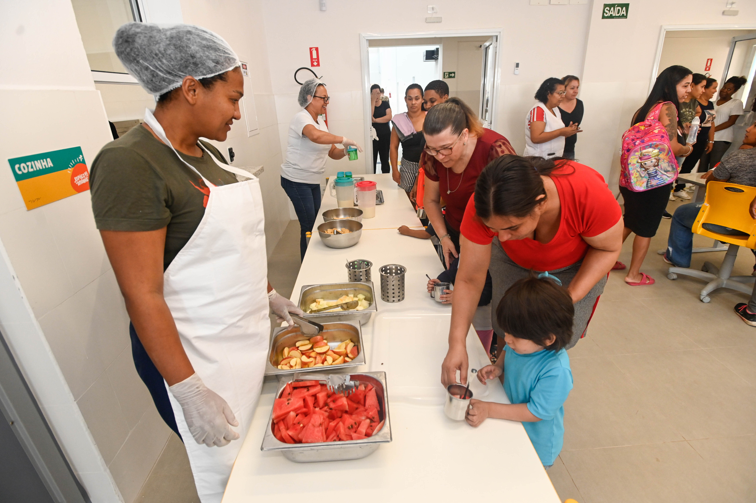 Hora do lanche conta com frutas frescas