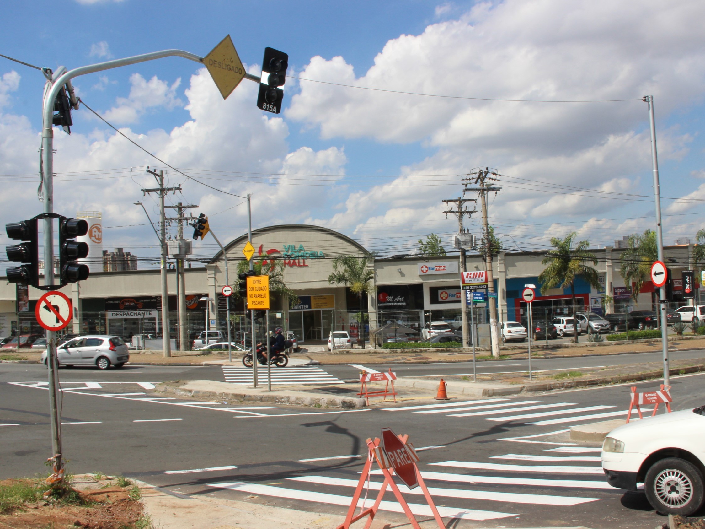 Cruzamento recebeu semáforos com focos para pedestres