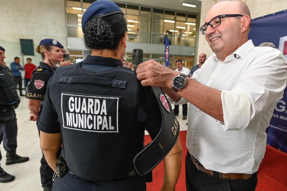 Rogério Capela O prefeito colocou o primeiro braçal na farda da superintendente do GAMA, Cristina Borin, que representou toda a equipe.