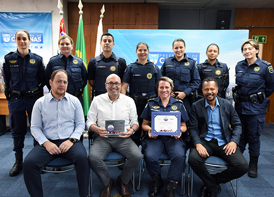 Prefeito, secretário, comandante e equipe do programa