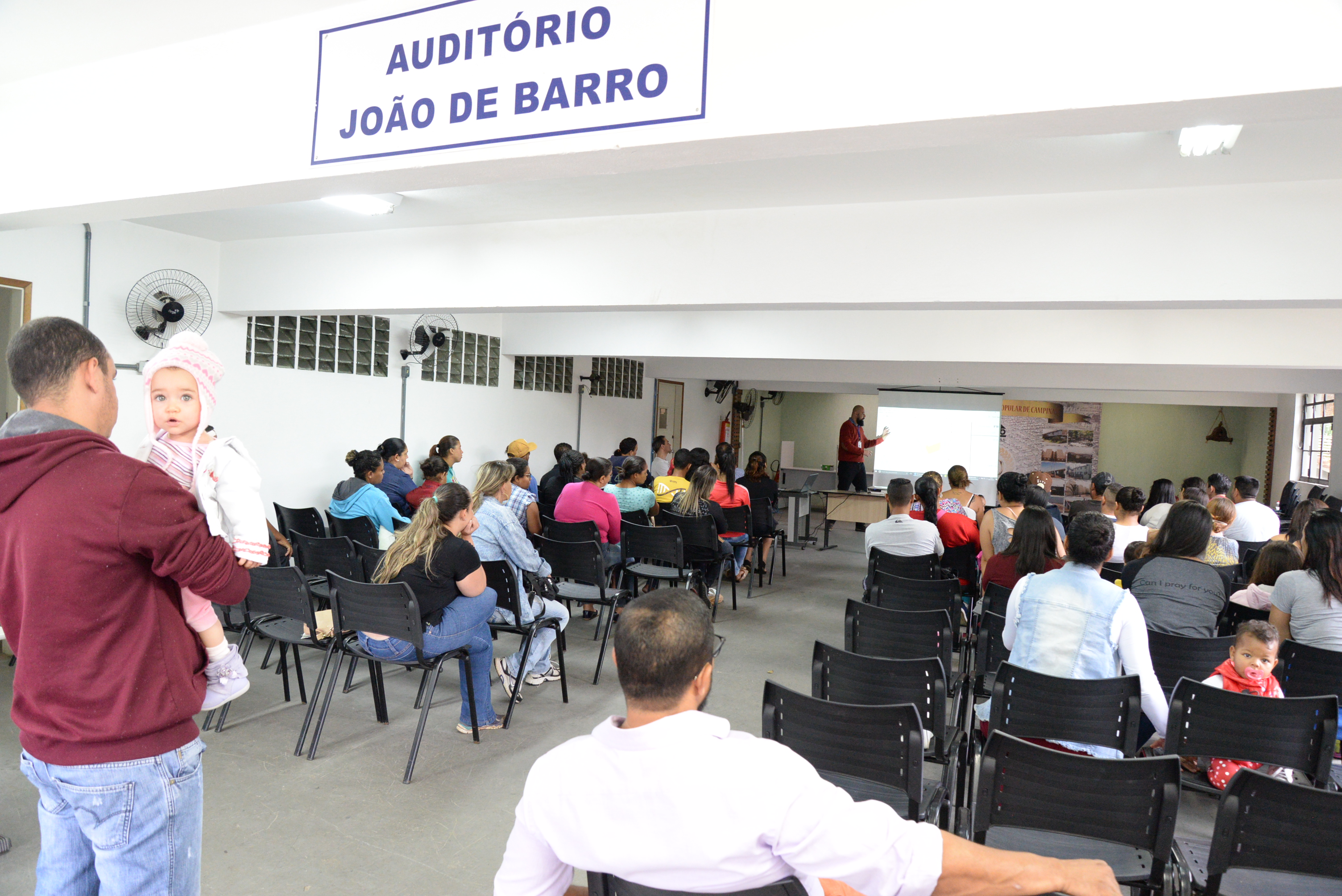 O diretor técnico da Cohab, Jonatha Roberto Pereira: reunião com moradores