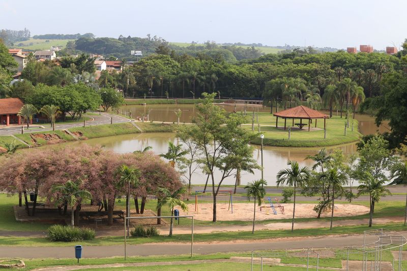 A estrutura tem dois lados com playground para as crianças