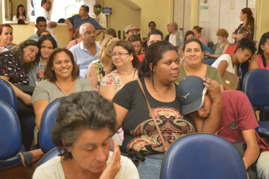 Muitos pais acompanharam os filhos na busca por emprego