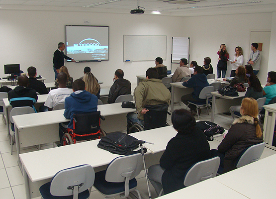 Aula de capacitação tecnologia para pessoa com deficiência