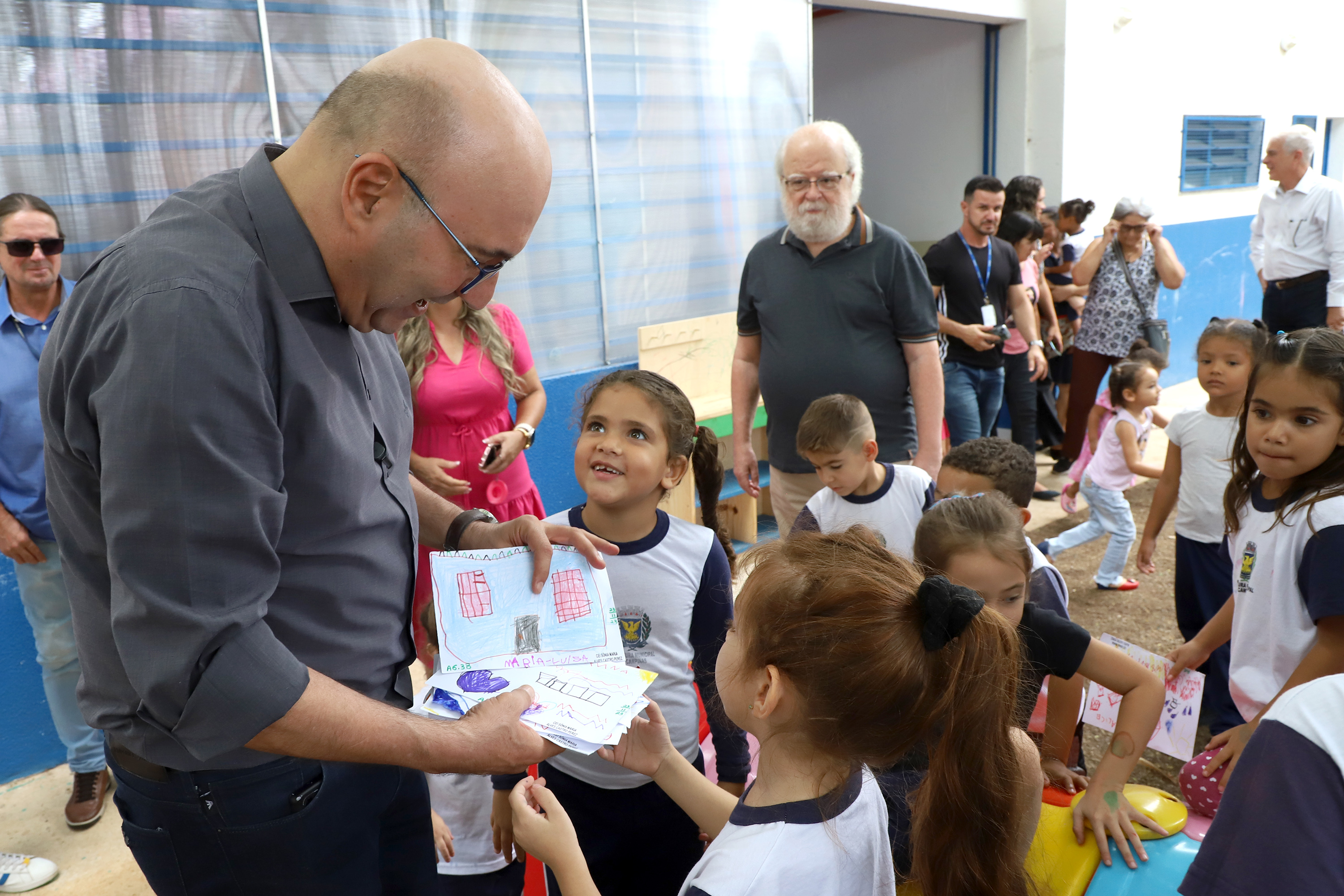 Os alunos da unidade entregaram desenhos ao prefeito