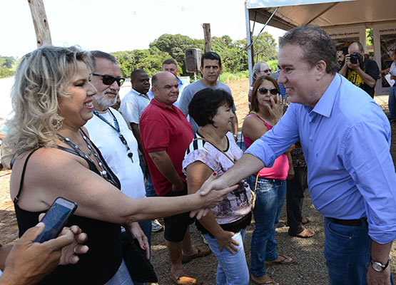 Prefeito cumprimenta moradores