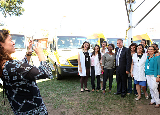 Jonas junto com funcionários da instituiçã