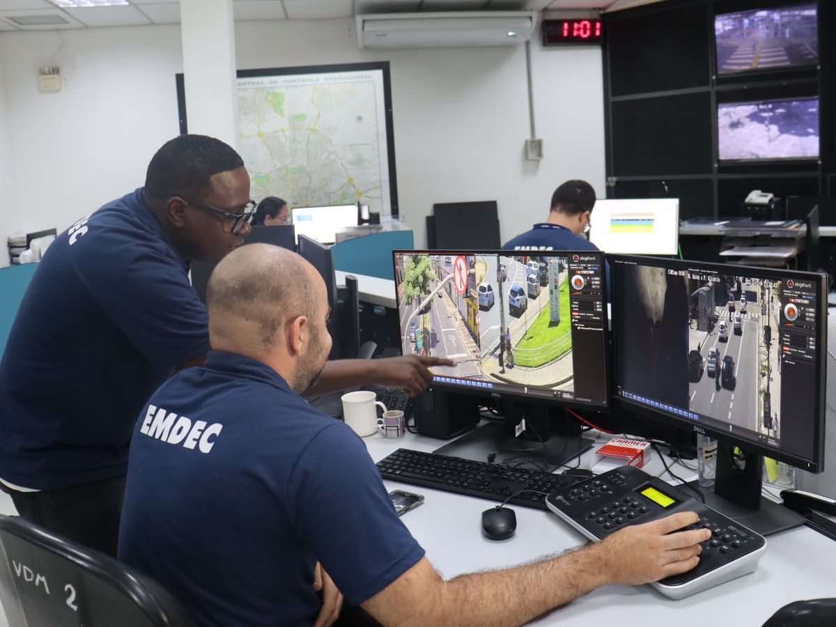 Agentes se revezam para atender a população ao longo de todo o dia e noite