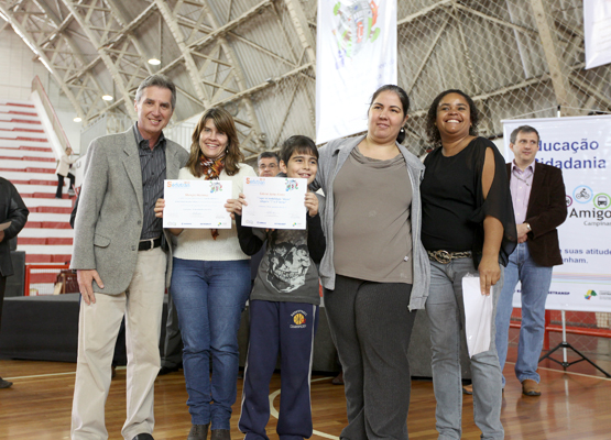 Benassi entrega certificados aos ganhadores