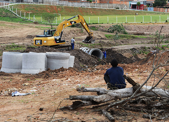 Morador observa as obras