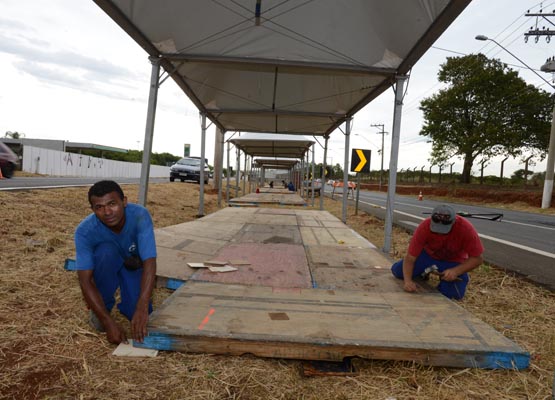 Operários trabalham à toda