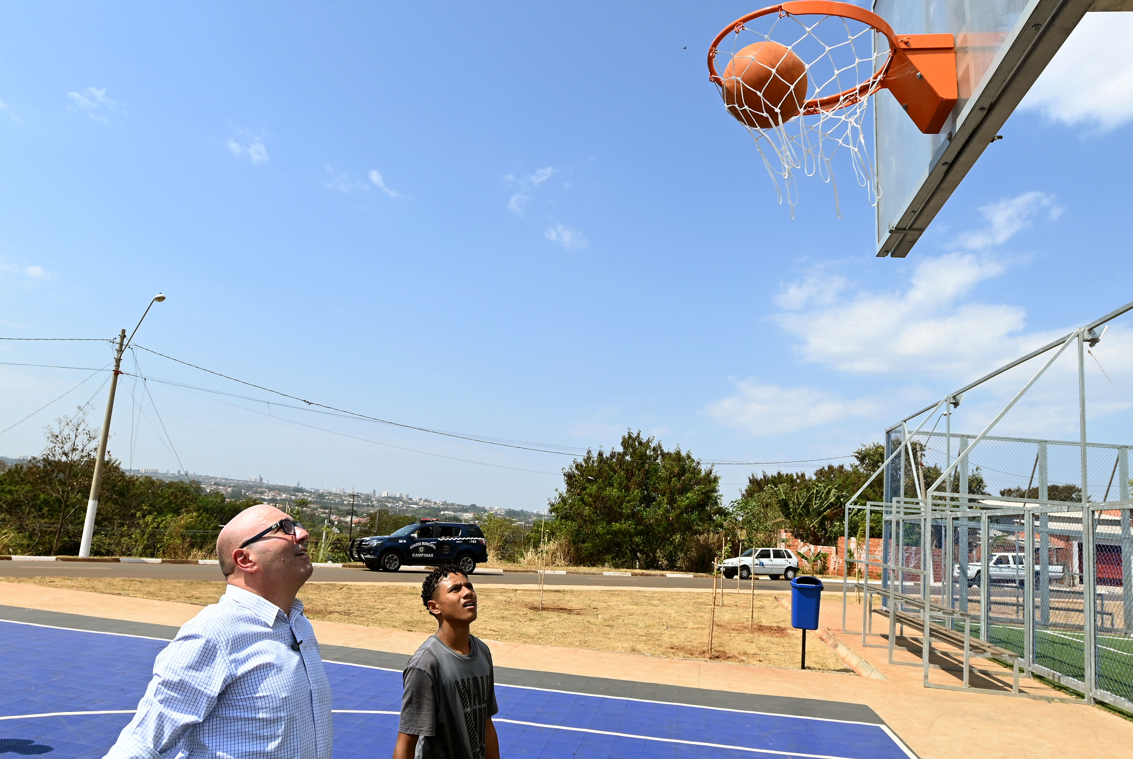 Prefeito Dário Saadi "testa" a quadra de basquete