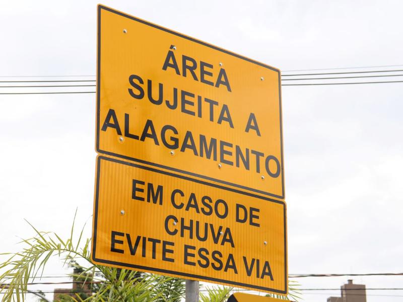 Placas alertam motoristas