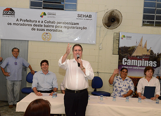 Jonas entrega Termo de Posse a moradora do Rosália