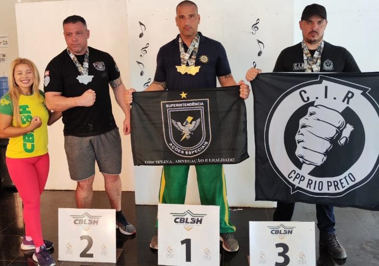 Luciano Barozi (no centro do pódio) conquistou duas medalhas de ouro