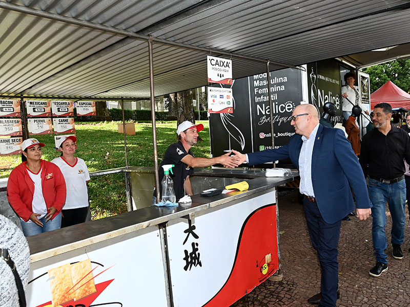 Nesta segunda-feira houve feira na área externa do Paço para celebrar a entrega 