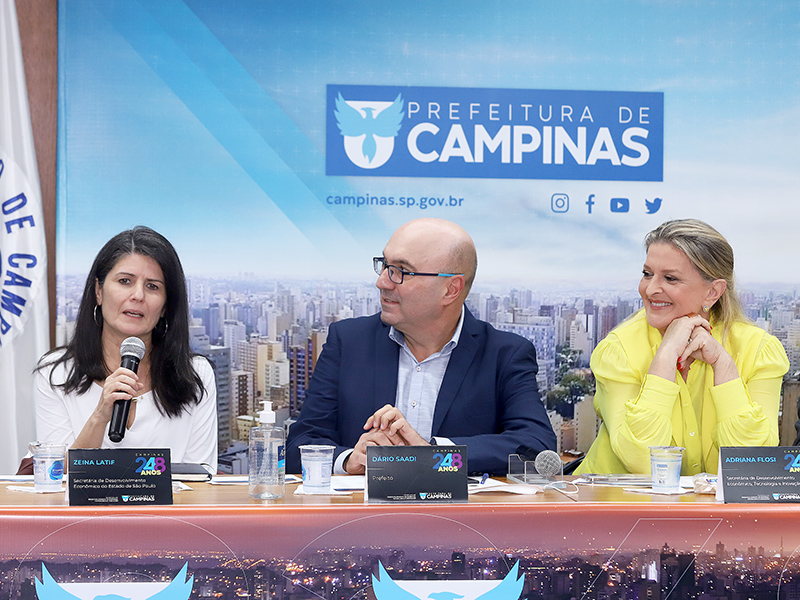 Zeina Latif fala em evento