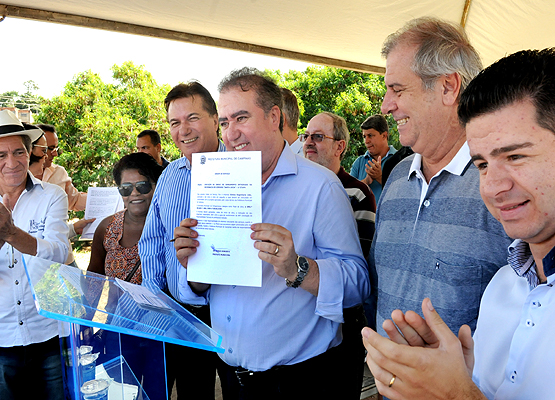 Prefeito mostra documento para início da primeira fase das obras