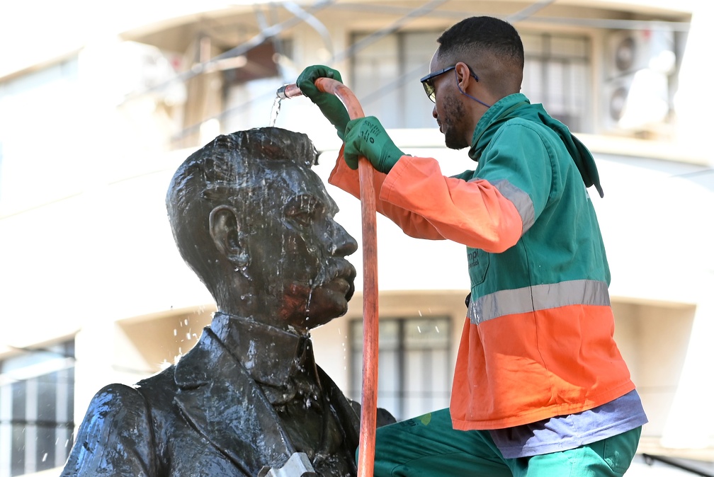 Limpeza do busto de César Bierrenbach, advogado, jornalista, professor e poeta, fundador do Centro de Ciências, Letras e Artes de Campinas (CCLA)