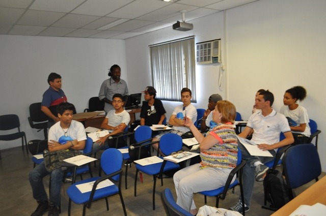 Jovens passam por treinamento